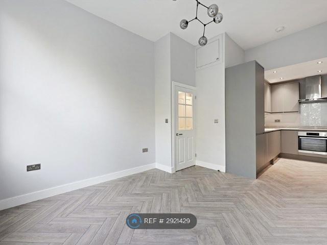 Apartment for rent in Brook Green, Greater London