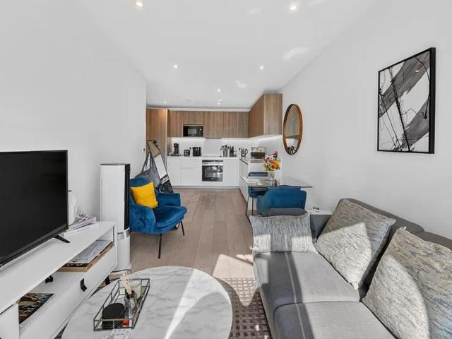 Apartment for rent in Brook Green, Greater London