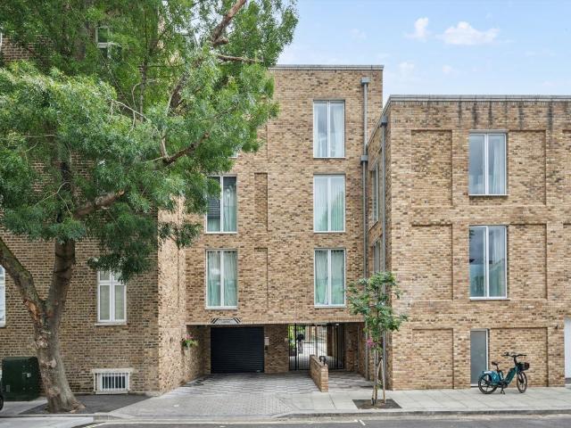 Apartment for rent in Brook Green, Greater London