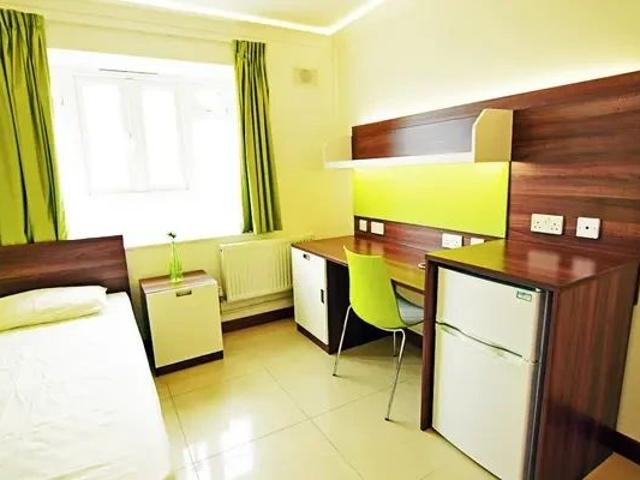 Room for rent in Furzedown, Greater London