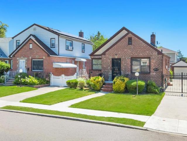 House for sale in Queens, Arverne