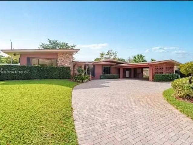 House for rent in Hollywood