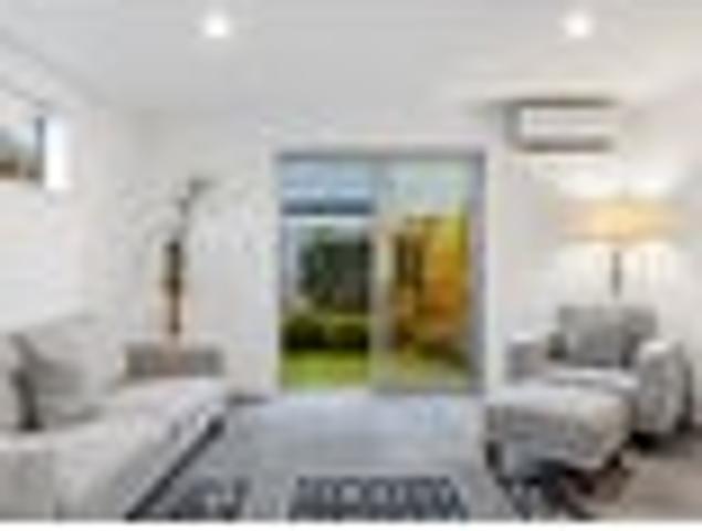 Townhouse for sale in Addington, Canterbury