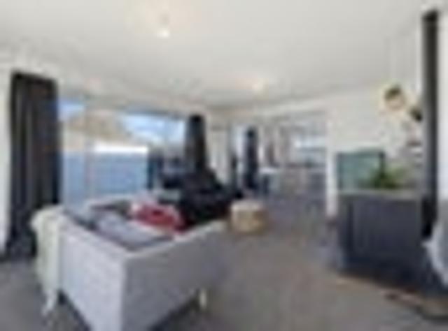 Townhouse for sale in Chaslands, Canterbury