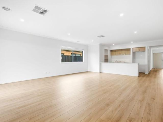 House for rent in Clyde North, Melbourne