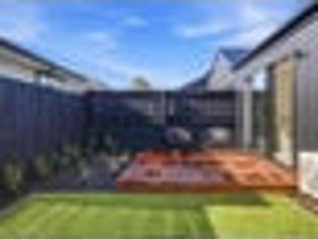 Townhouse for sale in Chaslands, Canterbury
