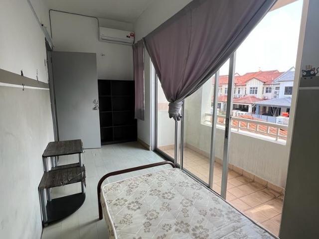 Room for rent in Petaling, Alam Impian