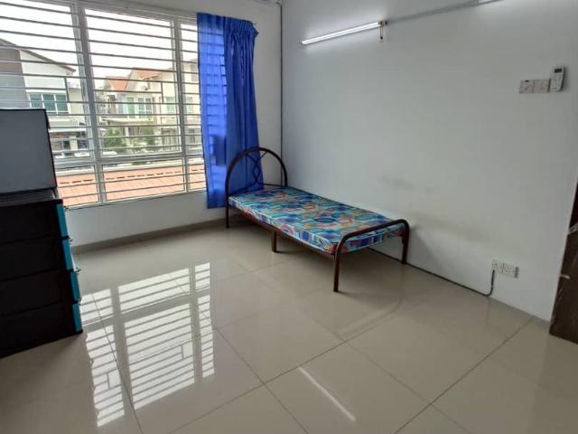 Room for rent in Petaling, Alam Impian