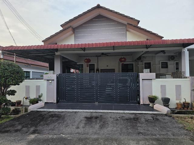 House for sale in Malaka
