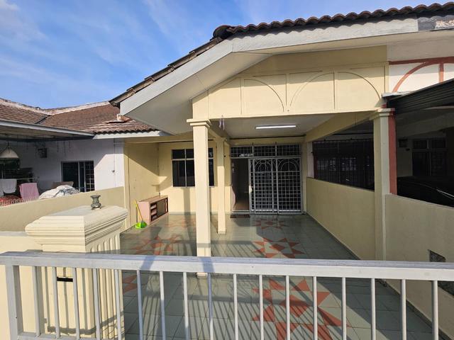 Terraced House for sale in Malaka