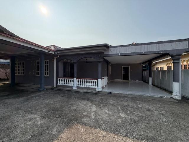 Bungalow for sale in Muar