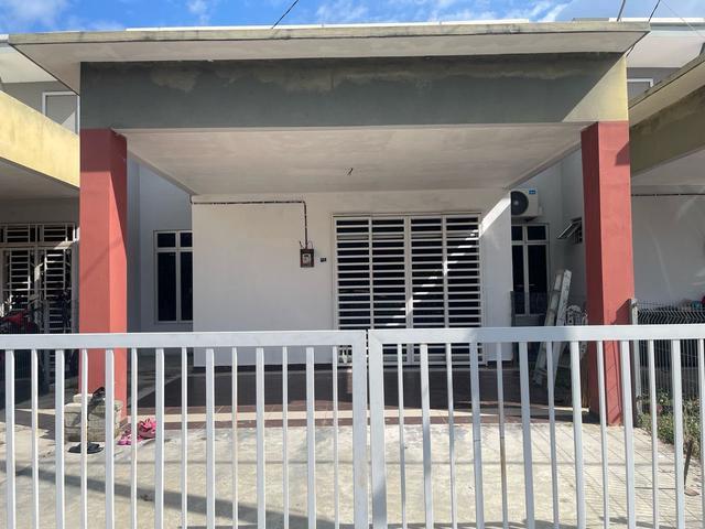 Terraced House for sale in Malaka