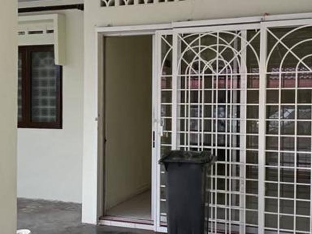 Terraced House for sale in Malaka