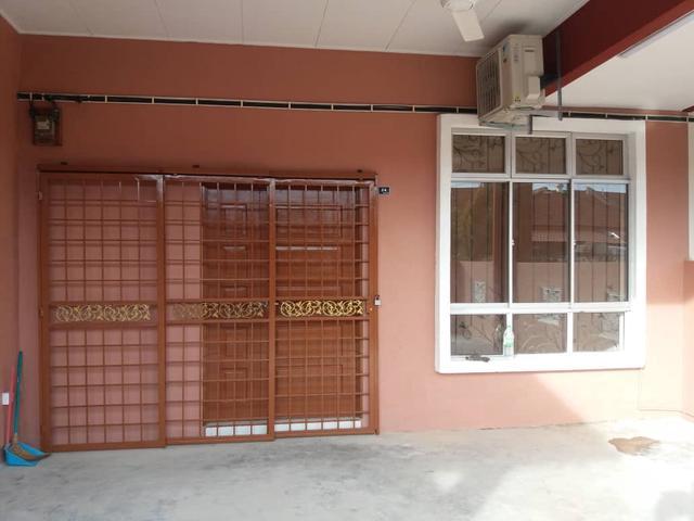 Terraced House for sale in Malaka
