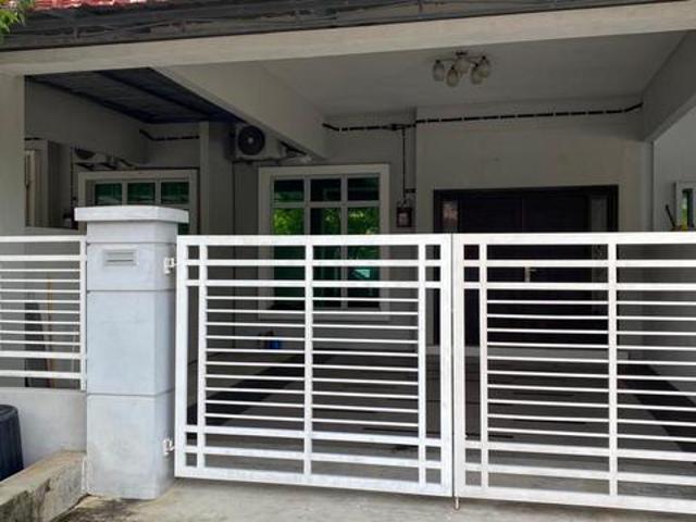 Terraced House for sale in Malaka