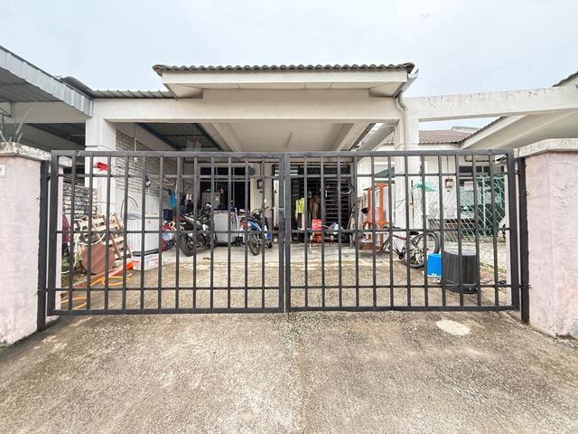 Terraced House for sale in Malaka