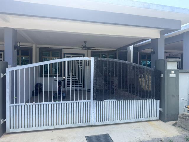 Terraced House for sale in Malaka