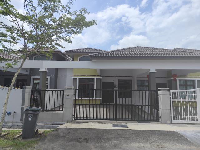 Terraced House for sale in Malaka