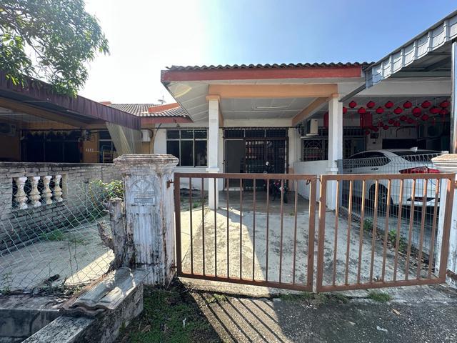 Terraced House for sale in Malaka