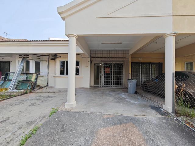 Terraced House for sale in Malaka