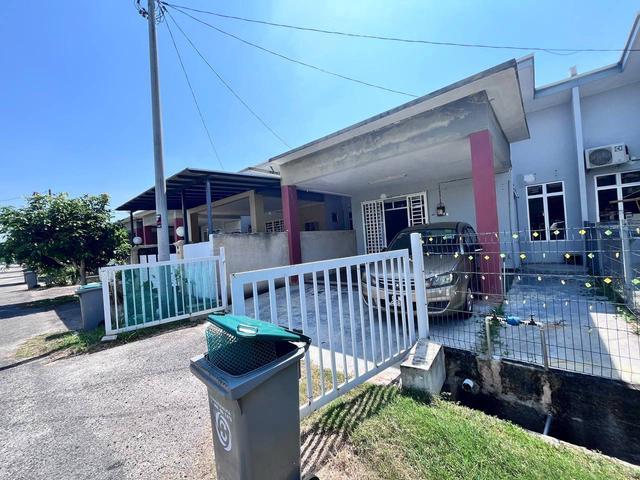 Terraced House for sale in Malaka