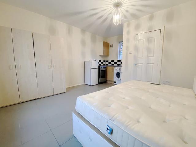 Studio for rent in London Borough of Hounslow, Osterley