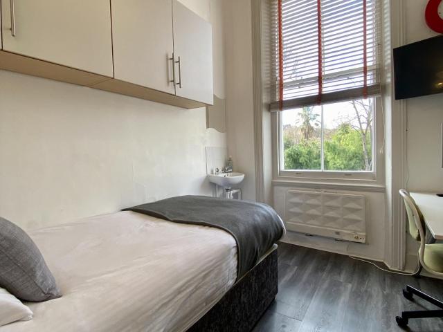 Room for rent in Earl's Court, Greater London
