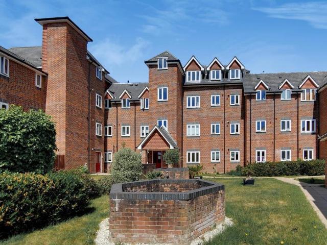 Apartment for rent in London Borough of Merton, Merton Park