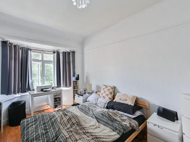 Apartment for rent in London Borough of Merton, Collier's Wood