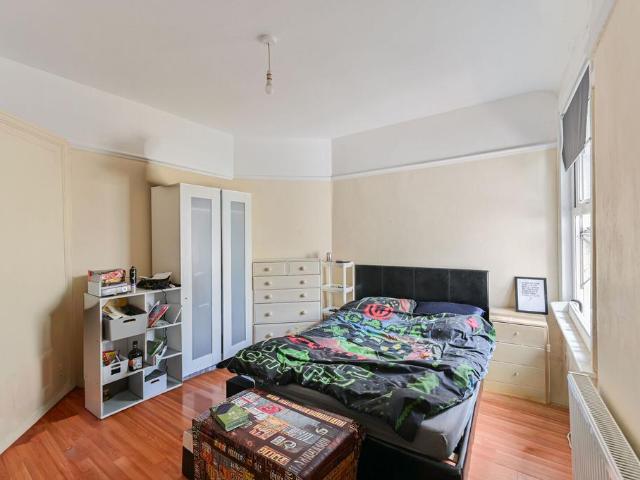 Apartment for rent in London Borough of Merton, Collier's Wood
