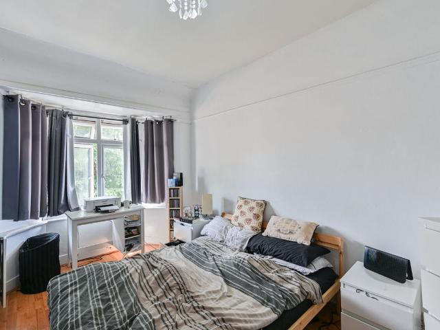 Apartment for rent in London Borough of Merton, Collier's Wood