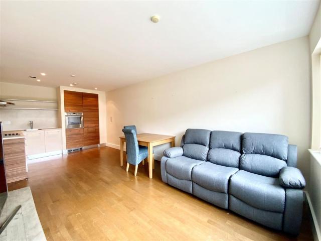 Apartment for rent in Cardiff Bay, Falcon Lodge
