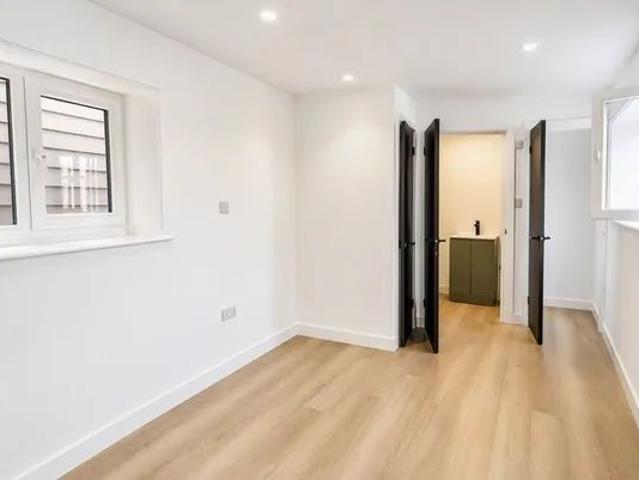 Apartment for rent in Brook Street, Bourne Vale