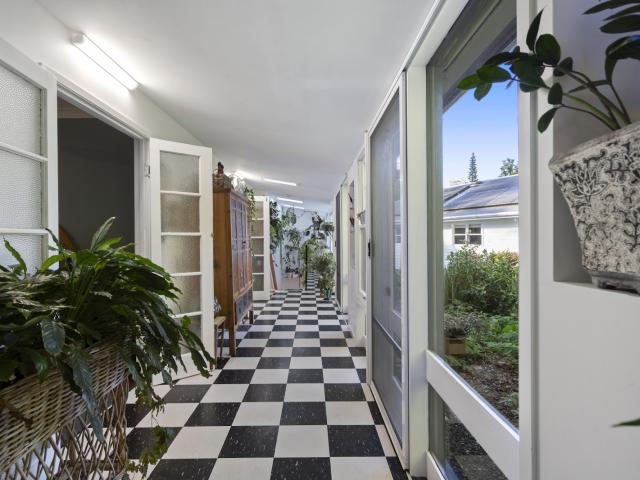Cottage for sale in Tamborine Mountain, Queensland