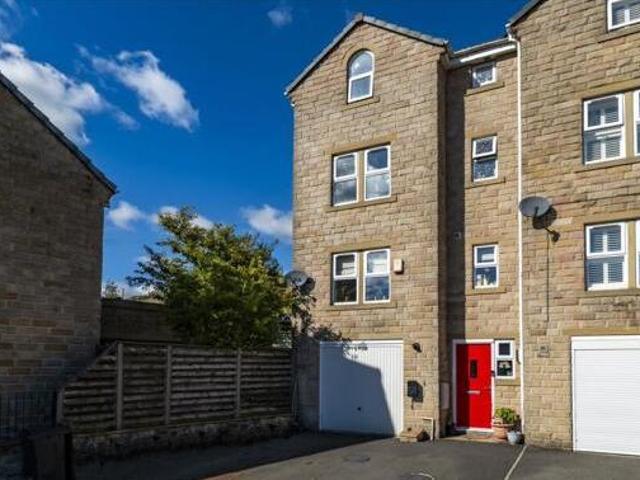 House for sale in Huddersfield, West Yorkshire
