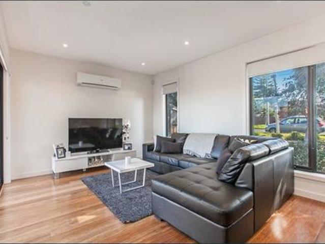 Townhouse for rent in Reservoir, Melbourne