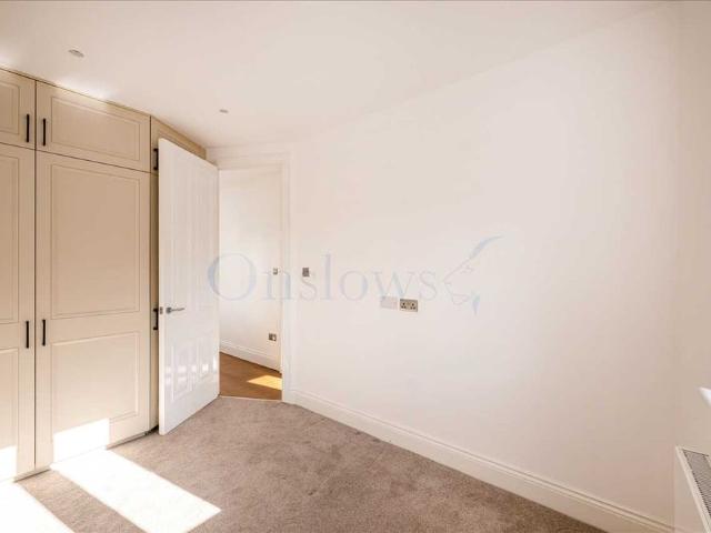 Townhouse for rent in Chelsea, Cat Hill