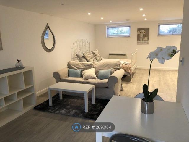 Studio for rent in Slough