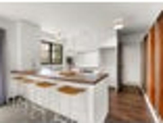 Townhouse for sale in Chaslands, Canterbury