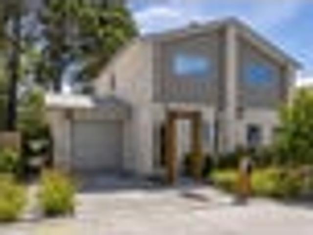 Townhouse for sale in Chaslands, Canterbury