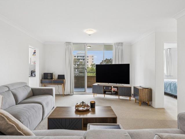 Apartment for sale in Lower North Shore, Sydney