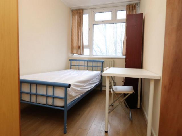 Room for rent in Poplar Grove, Greater London