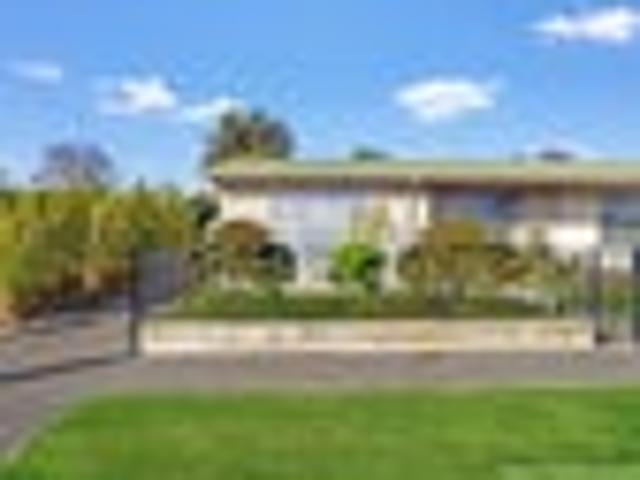Townhouse for sale in Chaslands, Canterbury