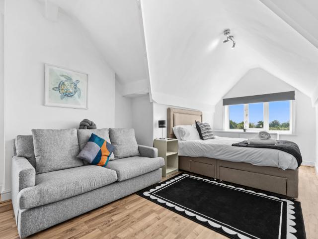 Studio for rent in East End Park, West Yorkshire