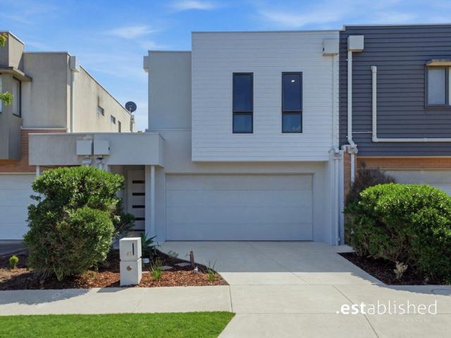 Townhouse for sale in Paragon, Melbourne