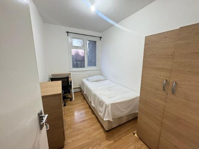 Room for rent in Poplar Grove, Greater London