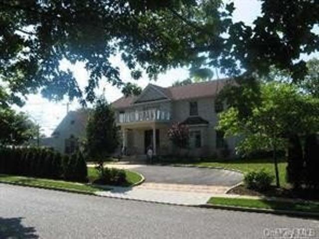 House for sale in Roslyn Heights