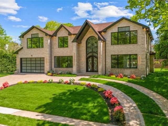 House for sale in Roslyn Heights