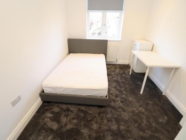 Room for rent in Bush Hill Park, Greater London