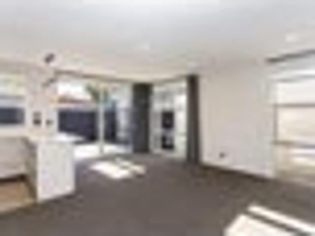 Townhouse for rent in Chaslands, Canterbury